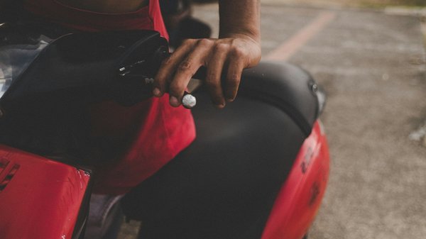 What specific tools are needed for replacing the brake discs on a Suzuki Burgman 650?